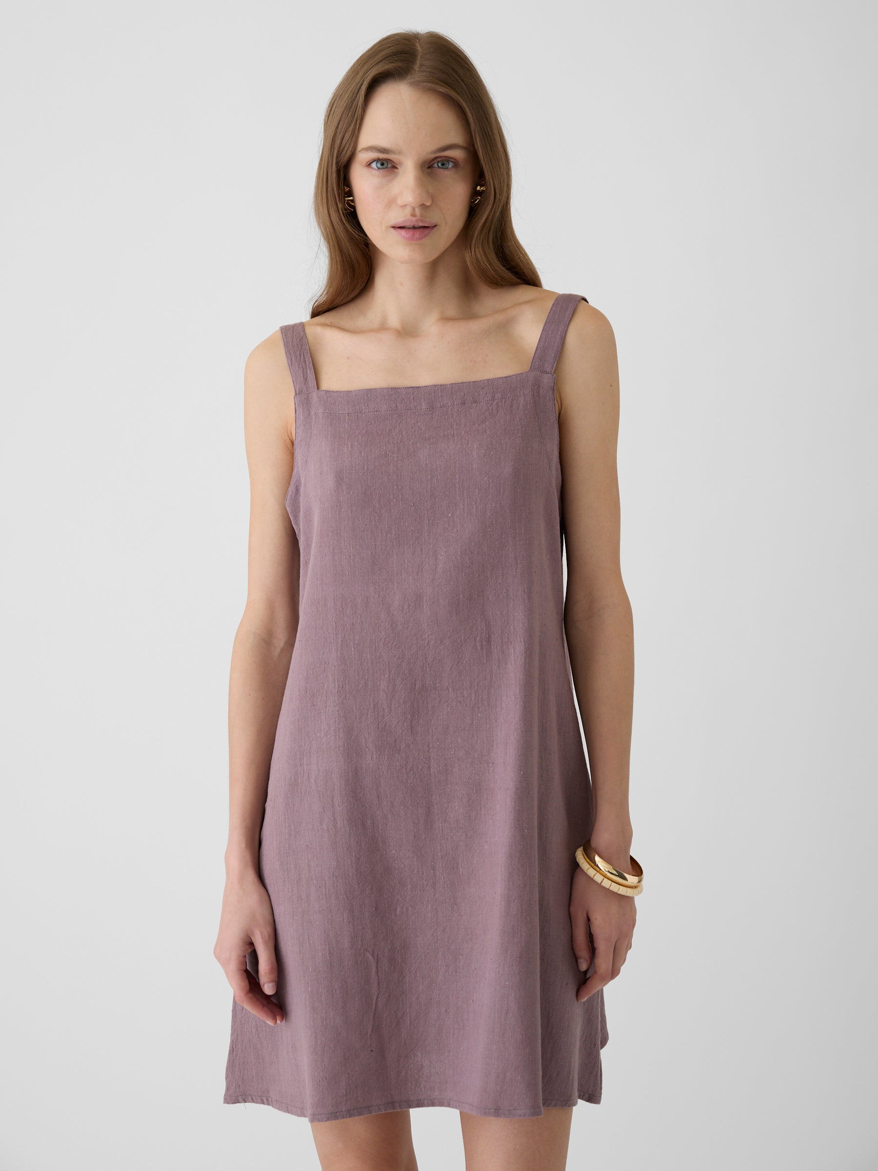 Woman wearing a mauve short dress Front