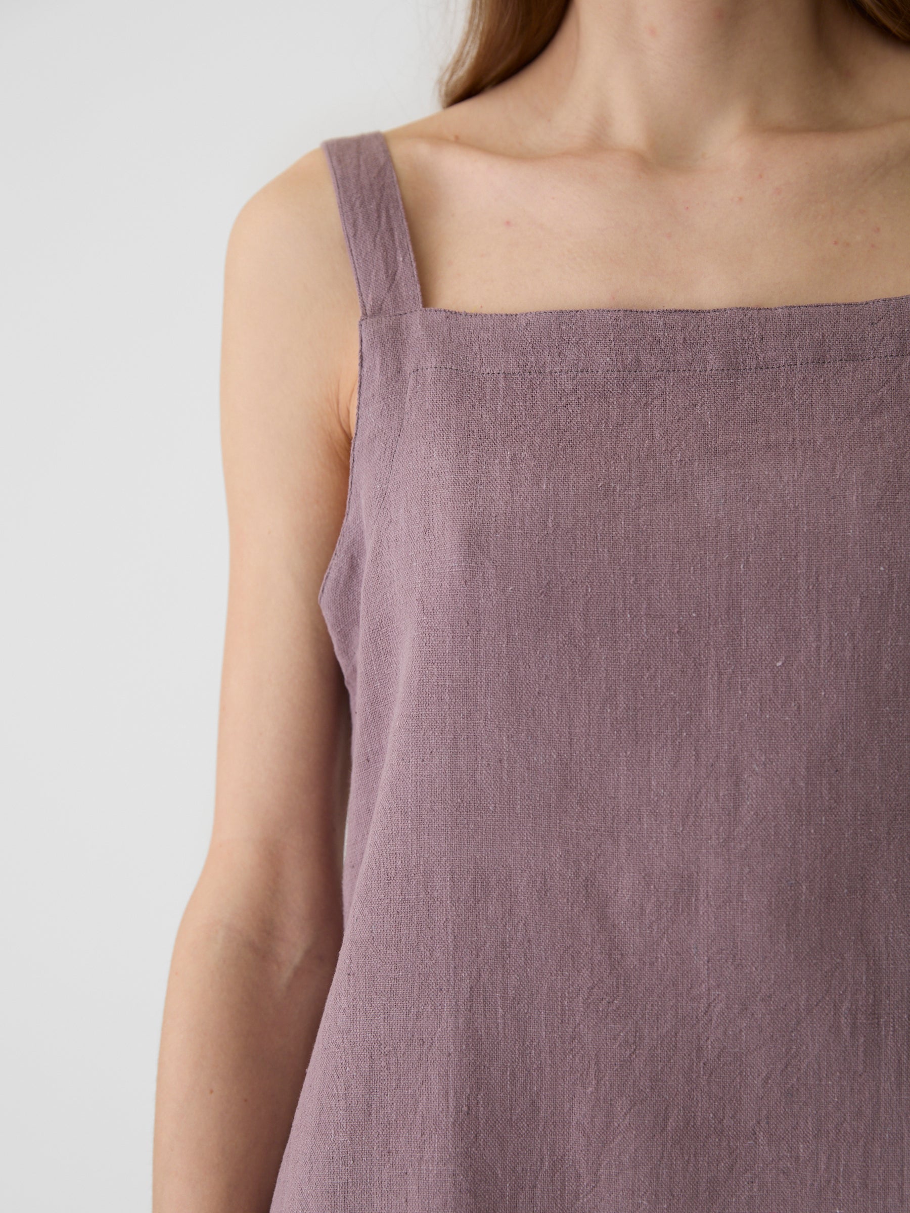 Woman wearing a mauve short dress zoom