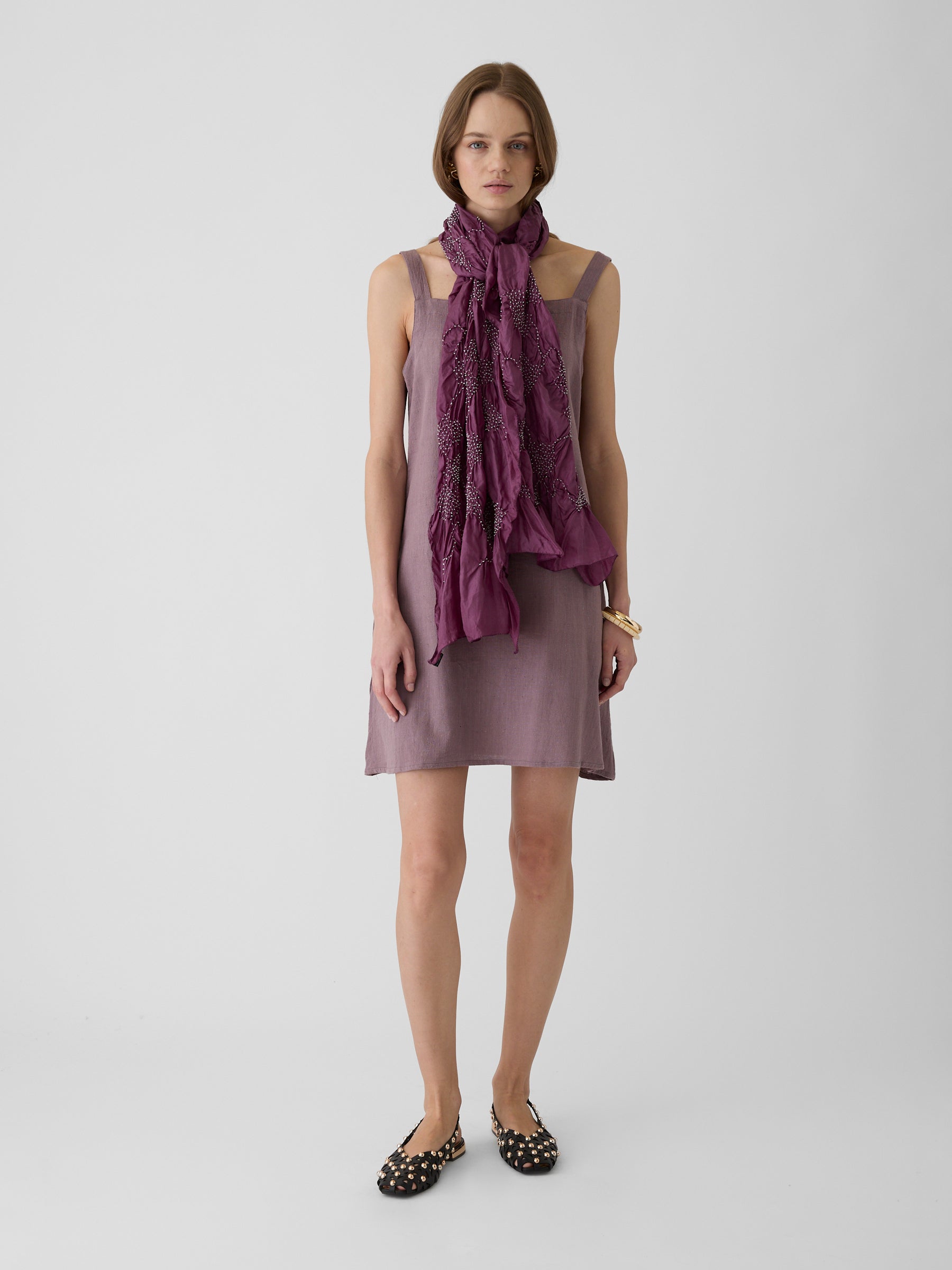 Woman wearing a mauve short dress